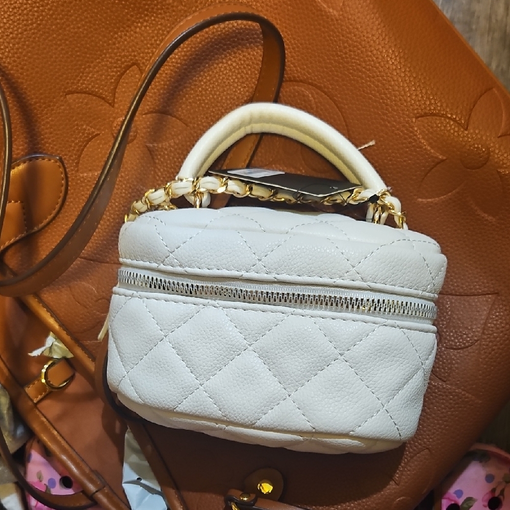 NWT FOREVER 21 WINTER WHITE Quilted VANITY STYLE  CROSSBODY Handbag